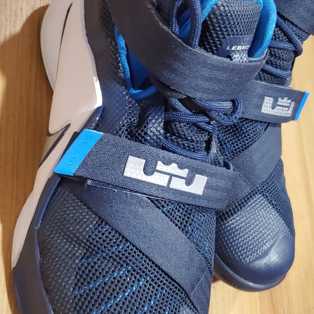 Nike Lebrons Zoom Soldier